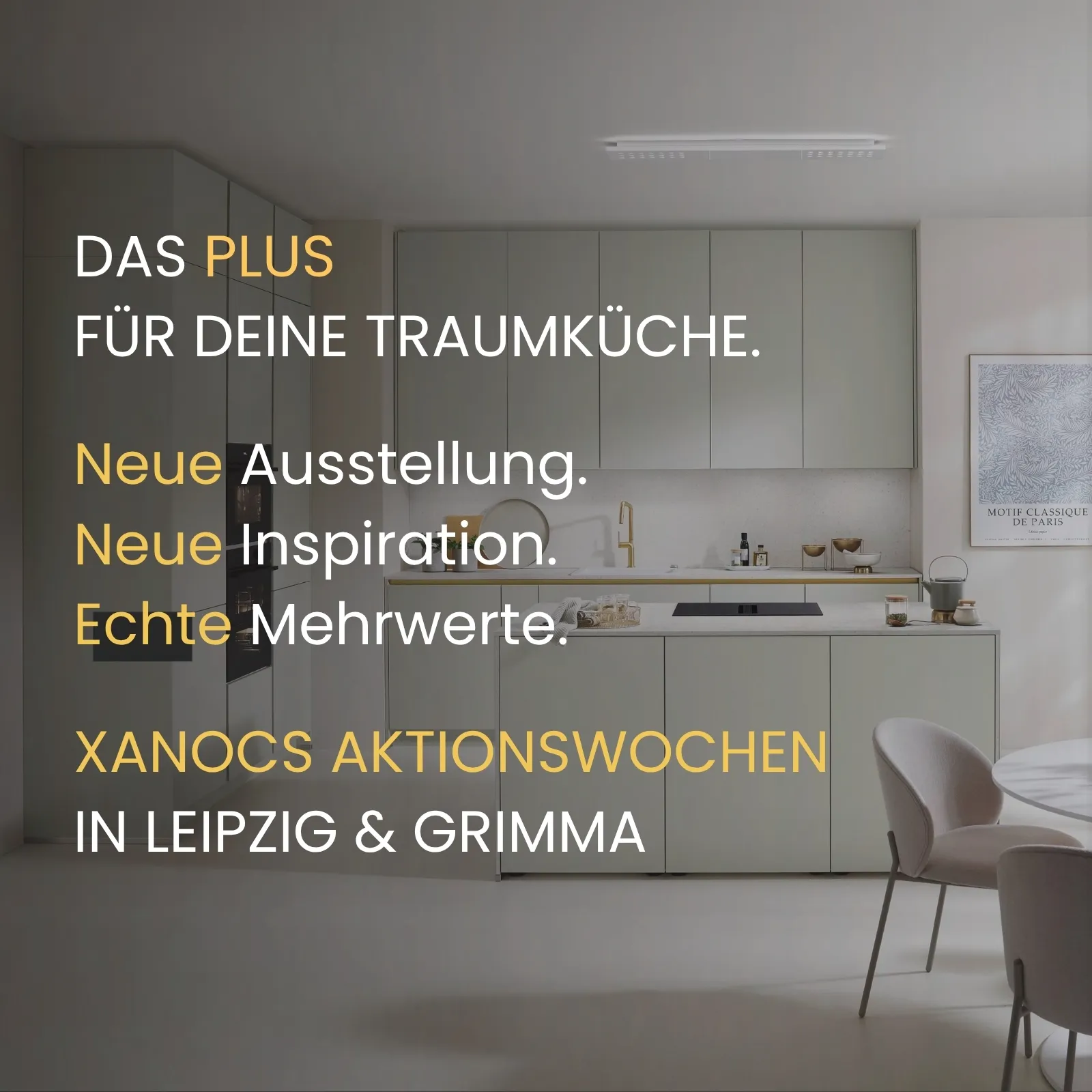 Moderne Küche mit hellen Schränken, einem Esszimmerstuhl und einem Gemälde. Ein deutscher Text wirbt für eine Küchenausstellung in unserem Küchenstudio, wobei die Begriffe „PLUS“, „Neue“, „Echte“ sowie die Standorte LEIPZIG und GRIMMA gelb hervorgehoben sind.