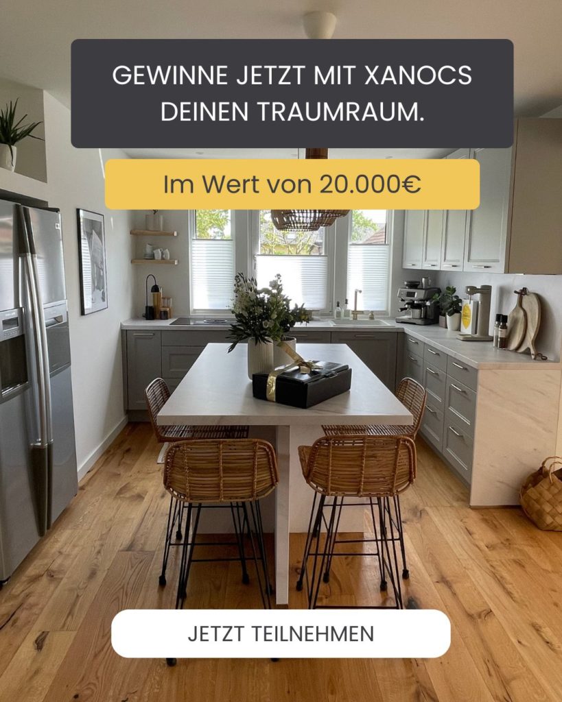 Moderne Küche mit grauen Schränken, Holzboden und einer Kücheninsel mit drei Stühlen. Der Text über dem Bild wirbt für die Verlosung eines Traumzimmers im Wert von 20.000 € von Xanocs Küchenstudio Leipzig; unten befindet sich eine Schaltfläche mit der Aufschrift „Jetzt teilnehmen“.