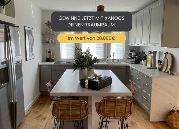 Moderne Küche mit grauen Schränken, Holzhockern und einer weißen Kücheninsel. Auf der Kücheninsel stehen ein Blumenstrauß und eine Geschenkbox. Ein deutscher Text bietet die Chance, ein Traumzimmer im Wert von 20.000 Euro zu gewinnen. Entdecken Sie Ihre Traumküche mit professioneller Küchenberatung in Leipzig direkt bei uns – Ihrem renommierten Küchenstudio in Leipzig!.