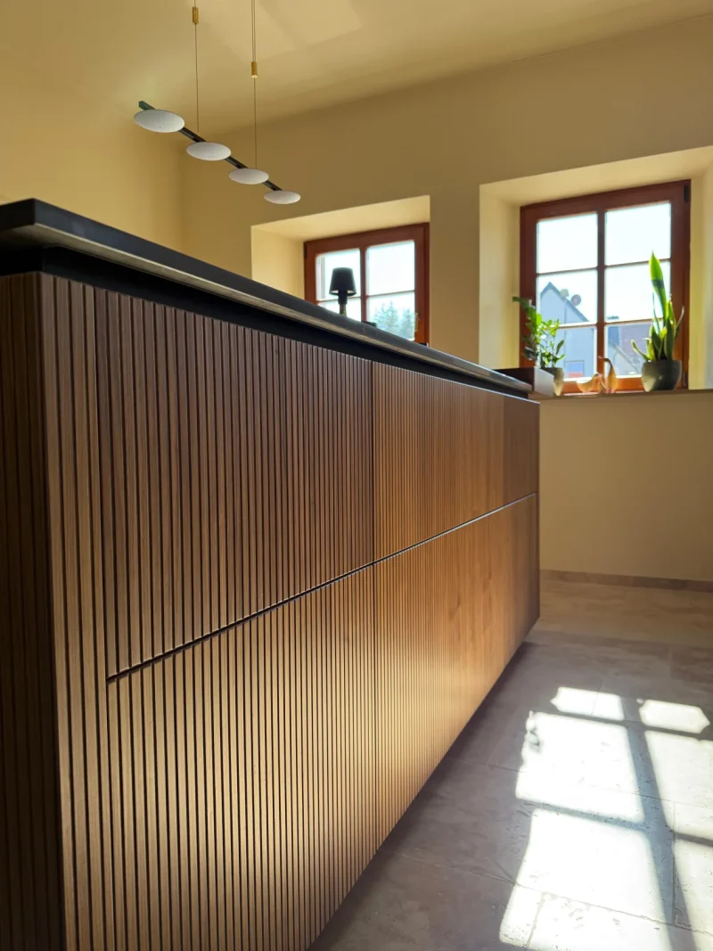 Blick auf die vertäfelte Front der Kücheninsel in Holzoptik