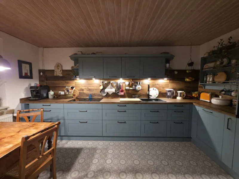 Zwischen Blau und Grün – eine Landhausküche als Liebeserklärung an den Kompromiss