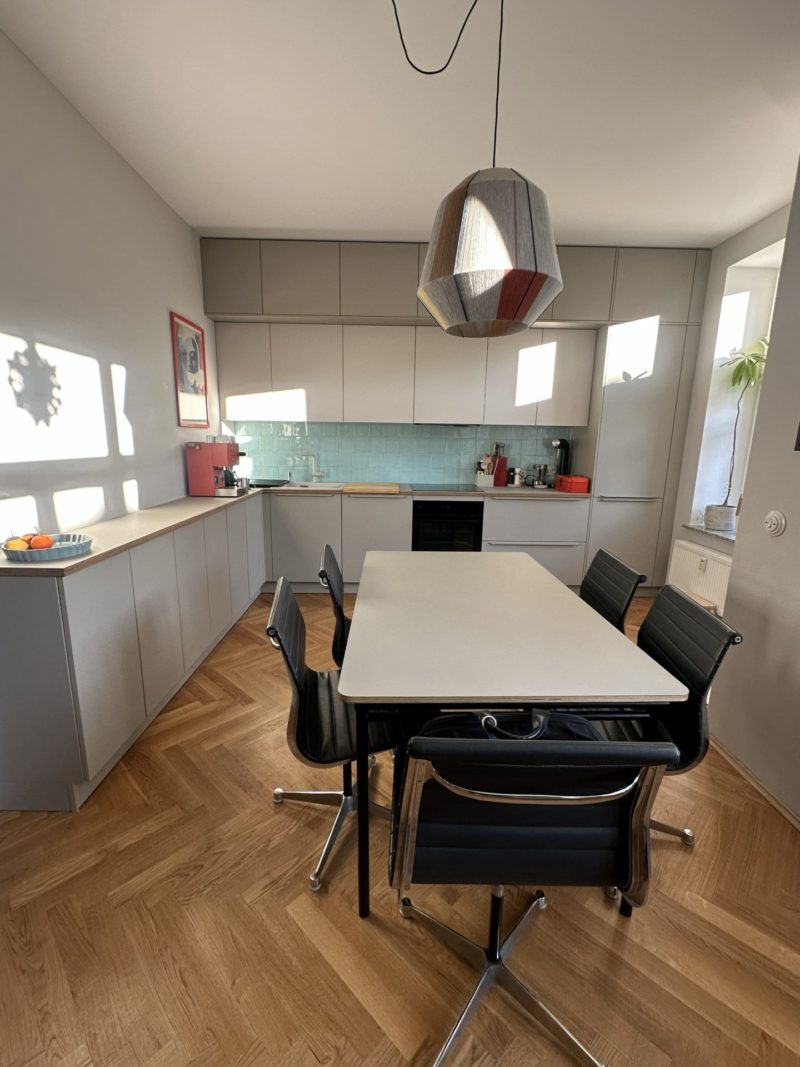 Zurückhaltendes Design, klare Linien – Eine Küche, die Raum für Wohnen lässt