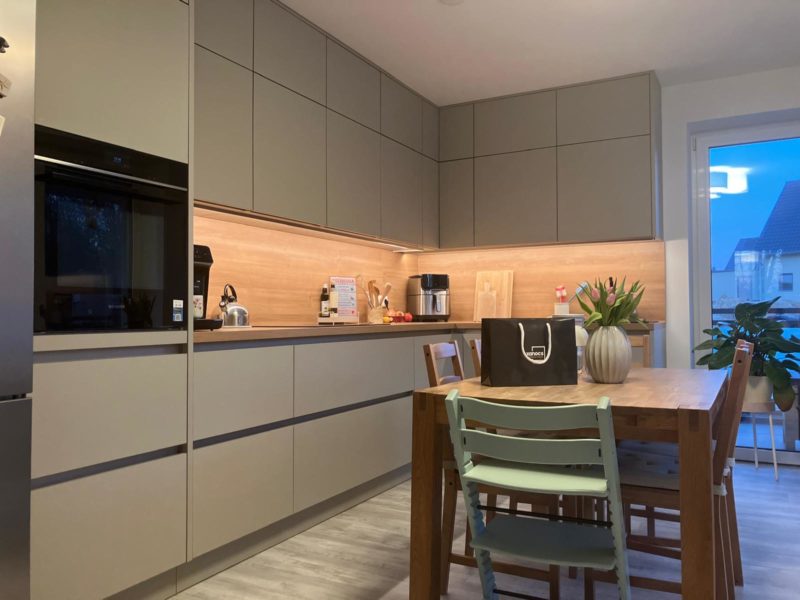 Deckenhoch geplant, klar gestaltet – Moderne Küche im offenen Wohnraum