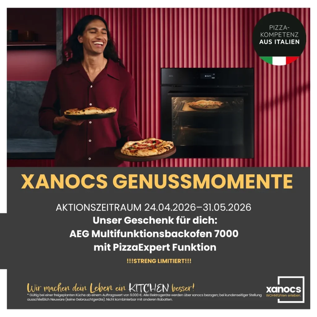 Eine Frau mit einer Pizza in der Hand lächelt neben einem geöffneten Backofen mit einer Pizza darin. Text wirbt für ein zeitlich begrenztes Angebot für einen AEG Multifunktionsbackofen mit PizzaExpert Funktion-genussmomente sichern vom 24.04.2026 bis 31.05.2026!.