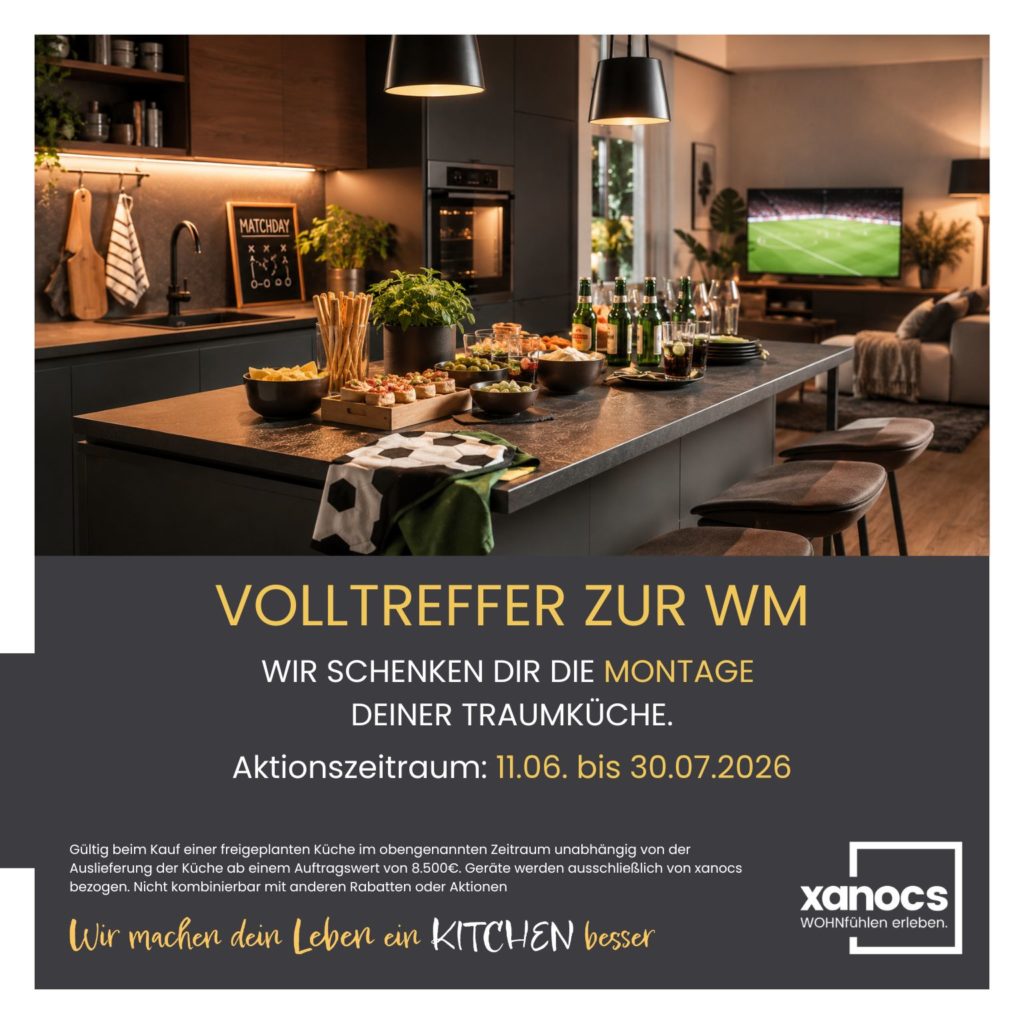 Eine moderne Küche mit Snacks und Getränken für eine Fußballparty; ein Fernseher im Hintergrund zeigt ein Fußballspiel. Der deutsche Text wirbt für eine Aktion zur kostenlosen Kücheninstallation während der Fußballweltmeisterschaft vom 11. Juni bis 30. Juli 2026.