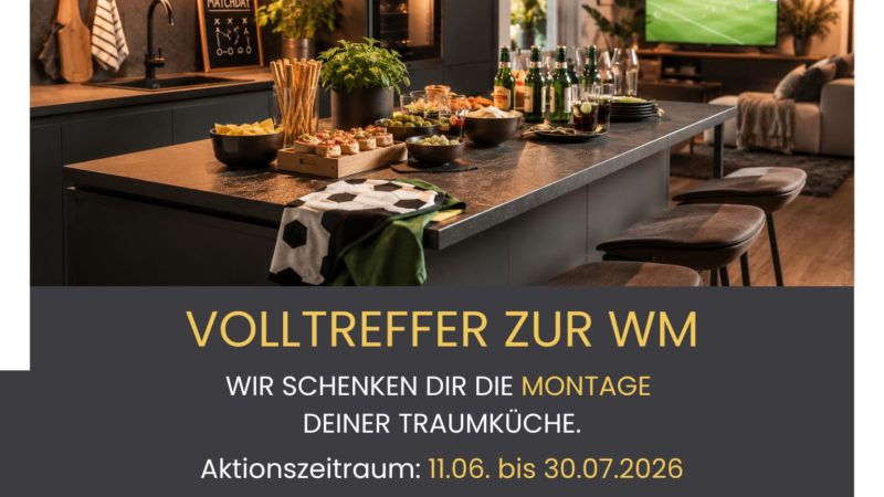 Eine moderne Küche mit Snacks und Getränken für eine Fußballparty; ein Fernseher im Hintergrund zeigt ein Fußballspiel. Der deutsche Text wirbt für eine Aktion zur kostenlosen Kücheninstallation während der Fußballweltmeisterschaft vom 11. Juni bis 30. Juli 2026.