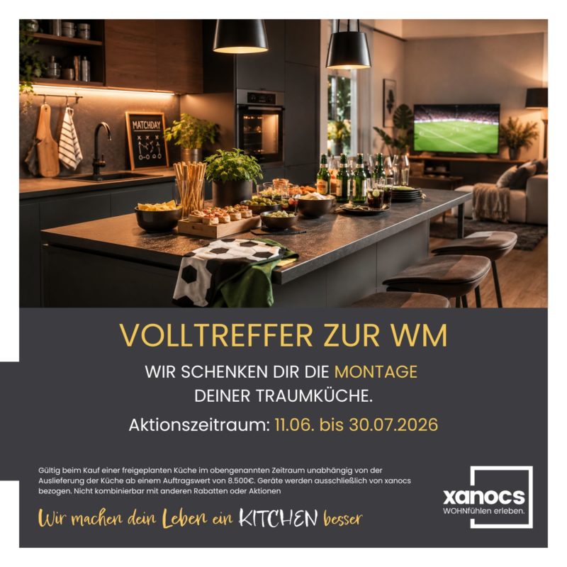 Eine moderne Küche mit Snacks und Getränken für eine Fußballparty; ein Fernseher im Hintergrund zeigt ein Fußballspiel. Der deutsche Text wirbt für eine Aktion zur kostenlosen Kücheninstallation während der Fußballweltmeisterschaft vom 11. Juni bis 30. Juli 2026.