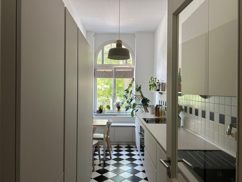 Minimalistisch geplant, überraschend geräumig – eine kleine Küche mit Sitzplatz am Fenster