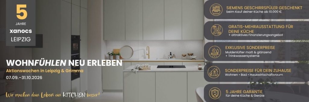 Moderne Küche mit hellen Schränken und Arbeitsplatten; links ein Werbetexte auf Deutsch, der Sonderangebote für Küchen, Haushaltsgeräte und Garantieleistungen von xanocs Leipzig während der „Aktionswochen Leipzig“ vom 07.09. bis 31.10.2026 hervorhebt.