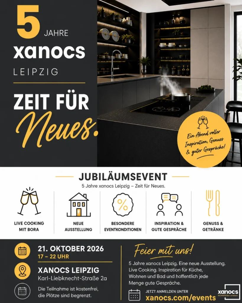 Moderne Küche mit schwarzen Schränken und goldenen Akzenten. Der Text lautet: „5 Jahre xanocs Leipzig – Zeit für Neues“ und wirbt für eine Jubiläumsveranstaltung bei xanocs Leipzig mit Live-Kochvorführungen, einer Ausstellung, Musik und vielem mehr, die am 21. Oktober 2026 stattfindet.