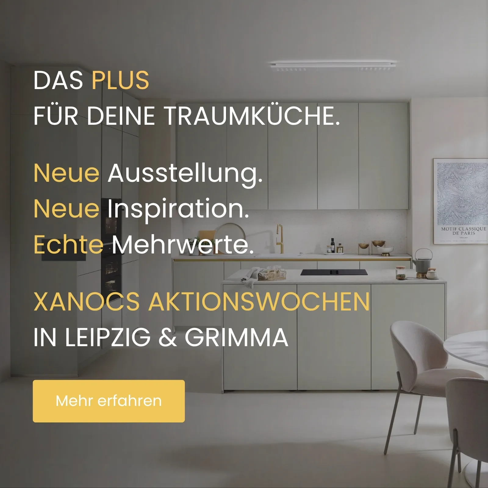 Moderne Küche mit hellen Schränken und Arbeitsplatten. Der deutsche Text wirbt für einen Küchenausstellungsraum und hebt neue Ausstellungen, Inspirationen, Aktionswochen und ein gutes Preis-Leistungs-Verhältnis hervor. Auf der gelben Schaltfläche unten steht „Mehr erfahren“.