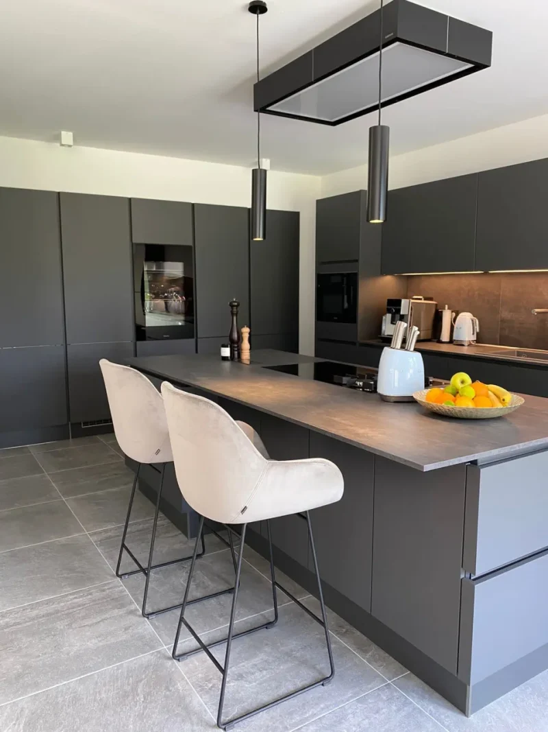 Moderne, dunkle Küchenzeile mit Kücheninsel - Kücheninspiration von xanocs
