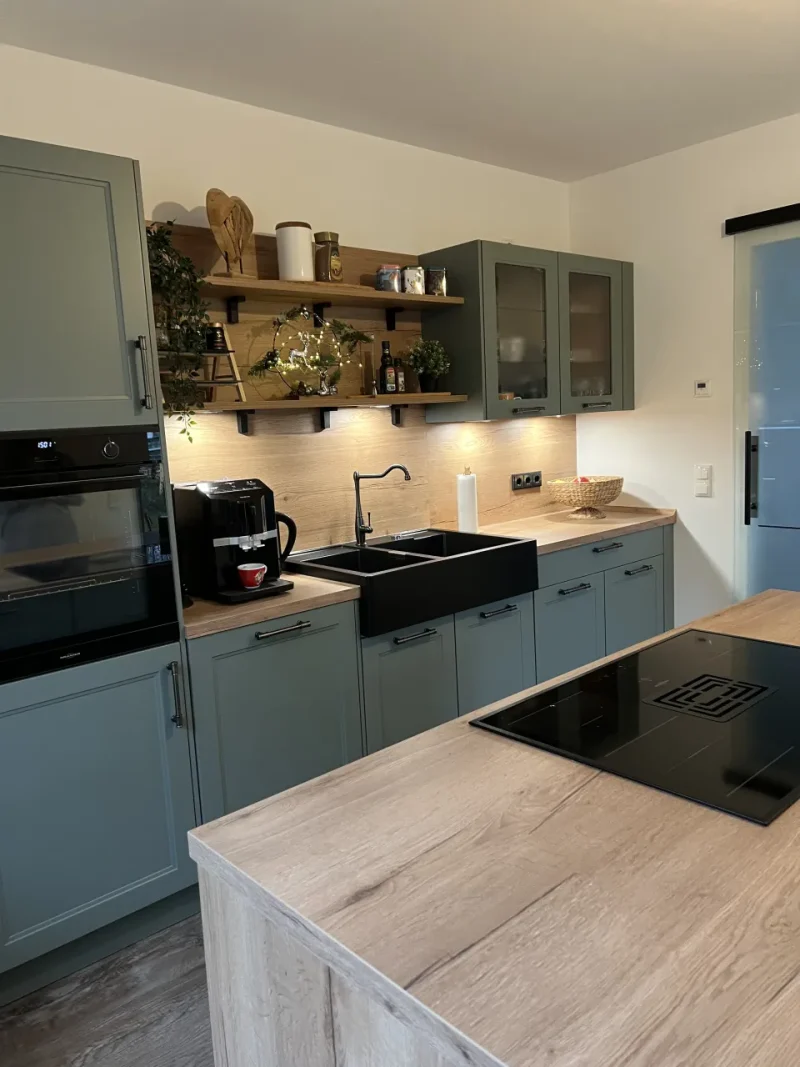 Landhaus Küchenzeile mit Kücheninsel - Kücheninspiration von xanocs