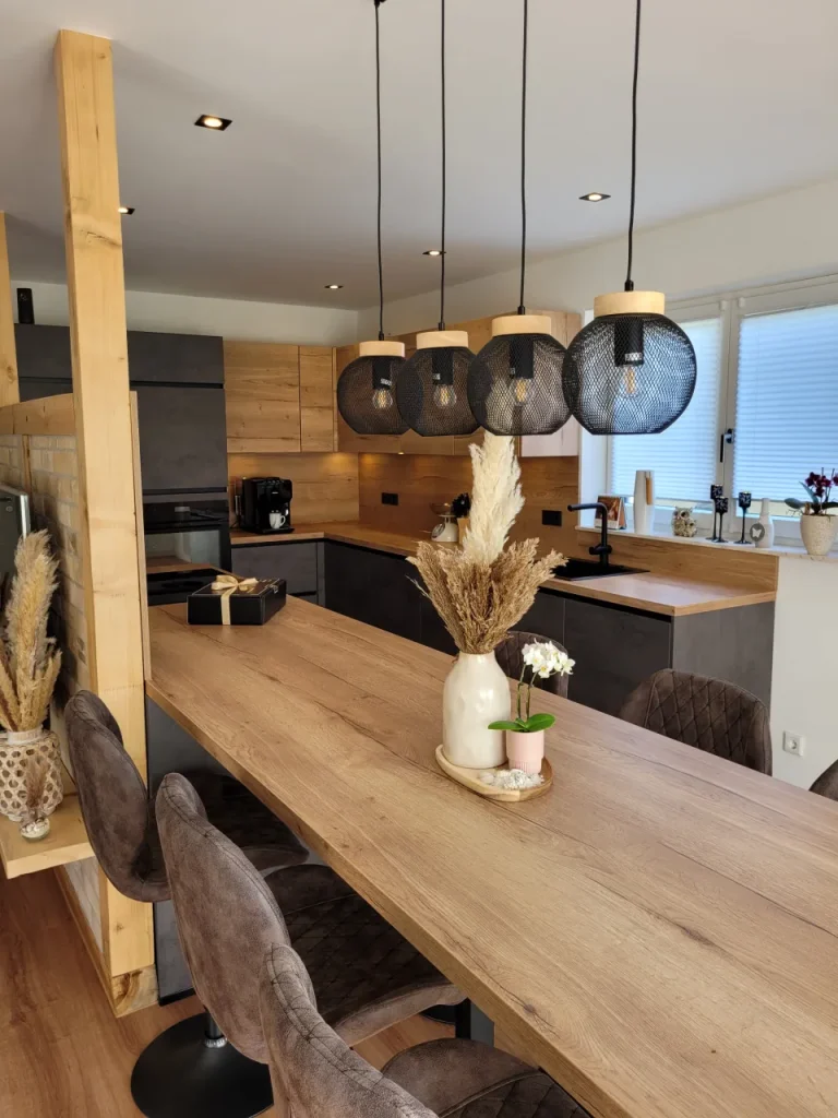 Referenzprojekt: Moderne Küche in U Form in Grau mit Holzelementen - Gesamteindruck der Küche